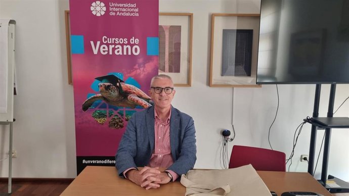 El director del curso 'El escritor y su mundo literario', Emilio Lara.