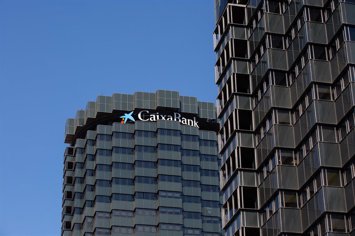 Archivo - Fachada de la sede de CaixaBank en la Avenida Diagonal de Barcelona