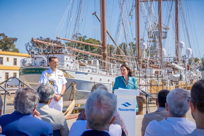La alcaldesa de San Fernando, Patricia Cavada, anuncia el Premio Cortes Isla de León a el buque escuela Juan Sebastián Elcano.