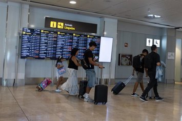 Viajeros en el Aeropuerto Adolfo Suárez Madrid-Barajas