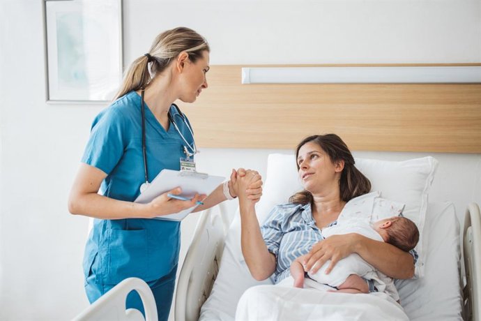Archivo - Imagen de recurso de una mujer que acaba de dar a luz con su recién nacido y la matrona en el hospital.