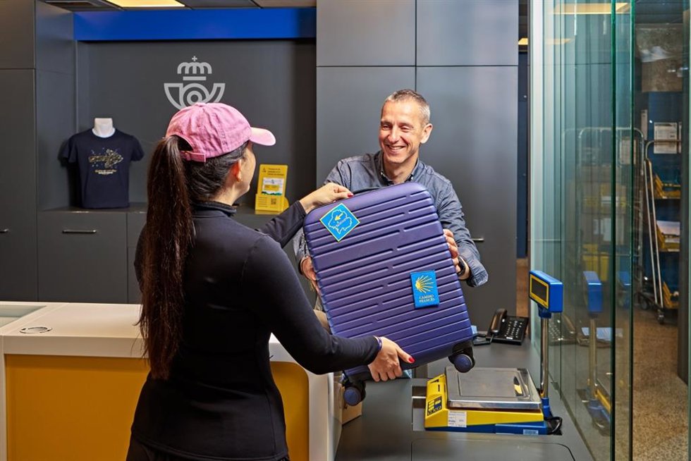 Imagen de trabajadores en la oficina de Correos.