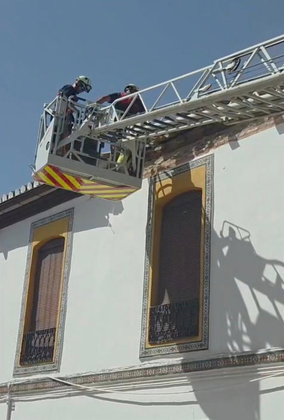 Trabajos de reparación de cornisas y fachadas en La Zubia por la serie sísmica de Granada y su área metropolitana en agosto de 2026.