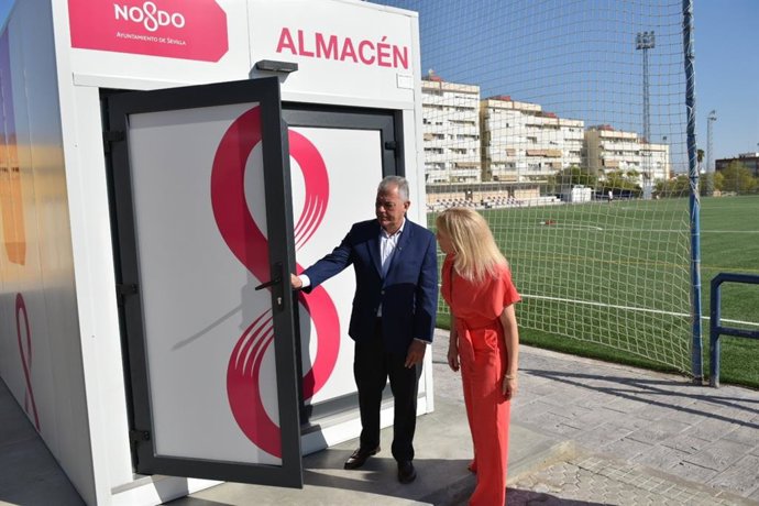 El alcalde de Sevilla, José Luis Sanz, junto a un nuevo edificio modular intalado en el Centro Deportivo Amate.