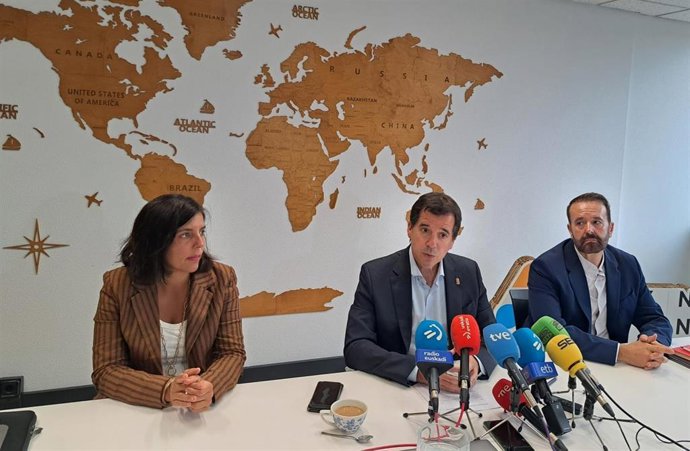 I-D: la directora gerente de CEIN, Uxue Itoiz; el consejero de Industria y Transición Ecológica y Digital Empresarial, Mikel Irujo, y el director general de Fomento Empresarial e Infraestructuras, Iñigo Arruti.