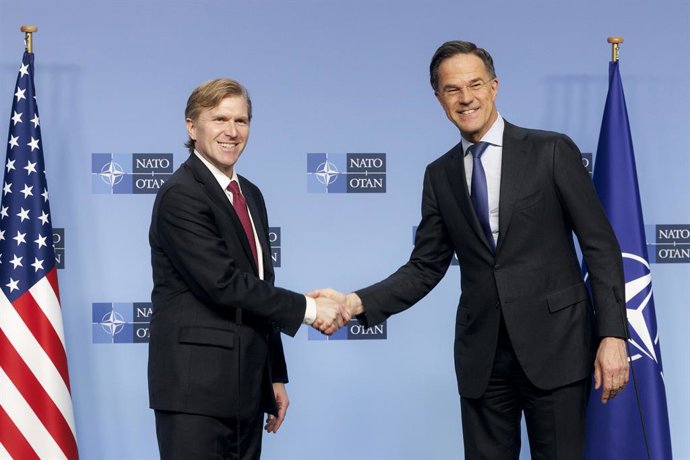 Archivo - Arquivo - O secretário-geral da OTAN, Mark Rutte, e o subsecretário de Guerra dos Estados Unidos, Elbridge A. Colby, durante uma reunião dos ministros da Defesa dos países aliados, realizada no último dia 12 de fevereiro, em Bruxelas