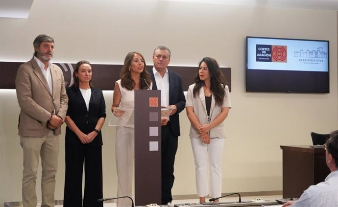 La presidenta de las Cortes de Aragón, María Navarro, y la Mesa del Parlamento.