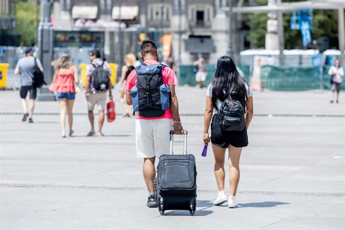 Archivo - Turistas con maletas, a 1 de julio de 2025, en Madrid (España).