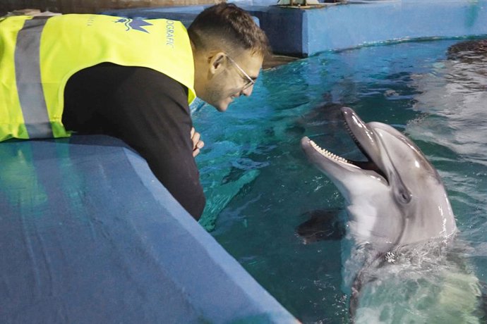 Um dos tratadores com a beluga