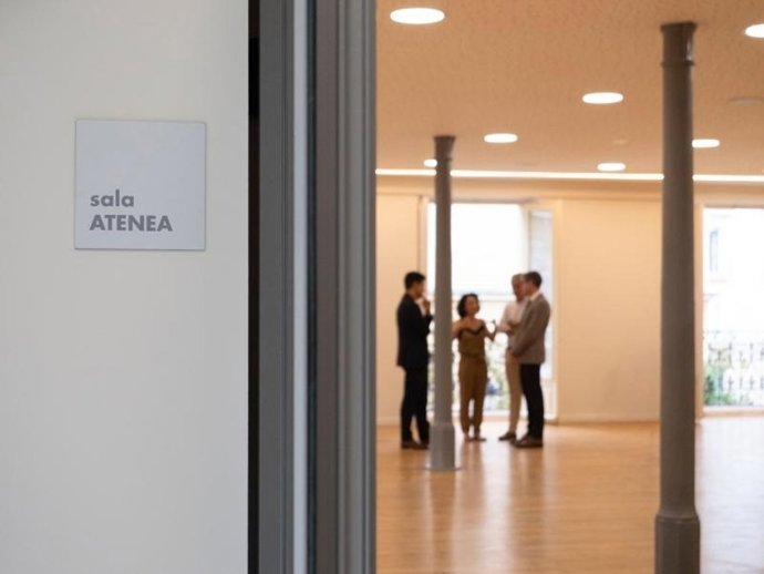 Visita del presidente del Gobierno riojano, Gonzalo Capellán, al Ateneo Riojano