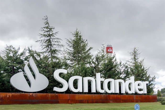 Archivo - Exteriores de la Ciudad Financiera del Banco Santander.