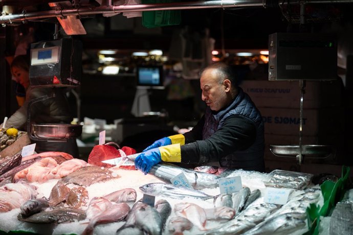 Archivo - Arxiu - Un peixater prepara el seu producte per vendre'l, al Mercat de la Boqueria (Barcelona)