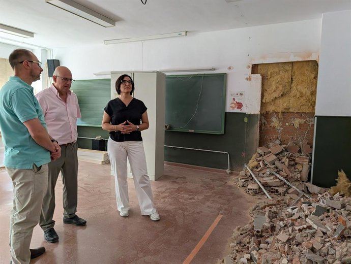 La delegada territorial de Educación de la Junta de Andalucía en Granada, María José Martín Gómez, ha visitado las obras que se está ejecutando en el IES Fray Luis de Granada para mejorar la accesibilidad del centro