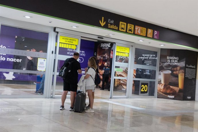 Viajeros en el Aeropuerto Adolfo Suárez Madrid-Barajas, a 17 de agosto de 2026, en Madrid (España).  