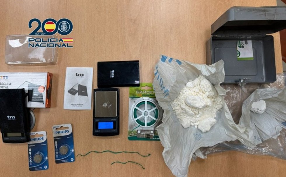 Cocaína y utensilios aprehendidos en la operación 'Avestruz' de la Policía Nacional de Baza (Granada)