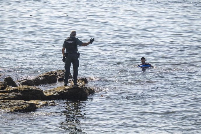 (Foto De ARCHIVO) Un Guardia Civil Avisa A Una Persona Que Nada En El Mar, A 2 De Agosto De 2026, En Ceuta (España).