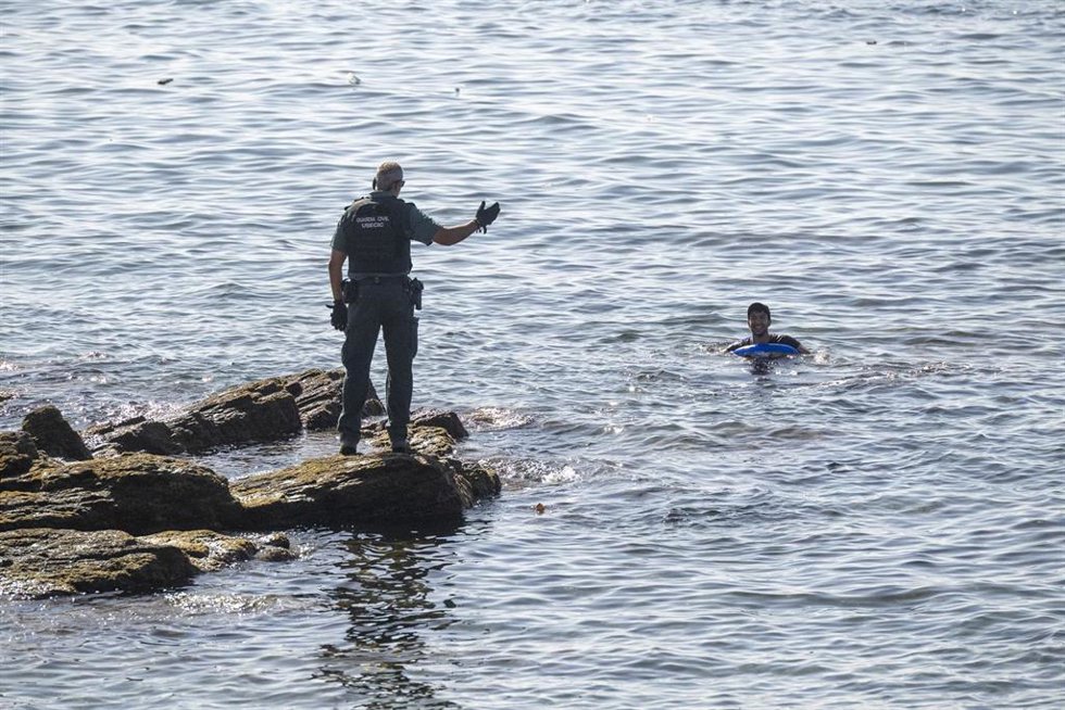 (Foto De ARCHIVO) Un Guardia Civil Avisa A Una Persona Que Nada En El Mar, A 2 De Agosto De 2026, En Ceuta (España).