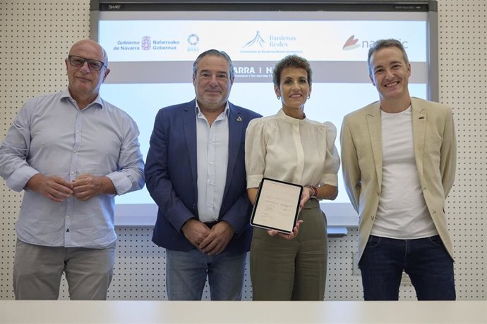 De izquierda a derecha: el consejero Gimeno; el presidente de la Comunidad de las Bardenas Reales, José María Agramonte; la Presidenta Chivite; y el director gerente de NASERTIC, Luis Campos.