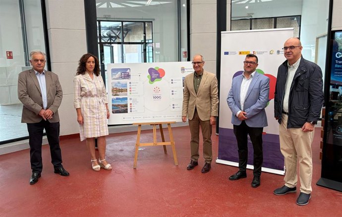 El presidente de la Diputación de Salamanca, Javier Iglesias, y la diputada de Proyectos Estratégicos, Pilar Sánchez, reciben las obras de la Capa Tecnológica del Recinto Ferial de la Diputación de Salamanca.