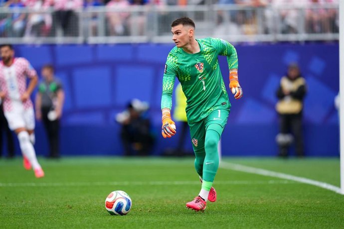 Archivo - Dominik Livakovic, durante un partido.