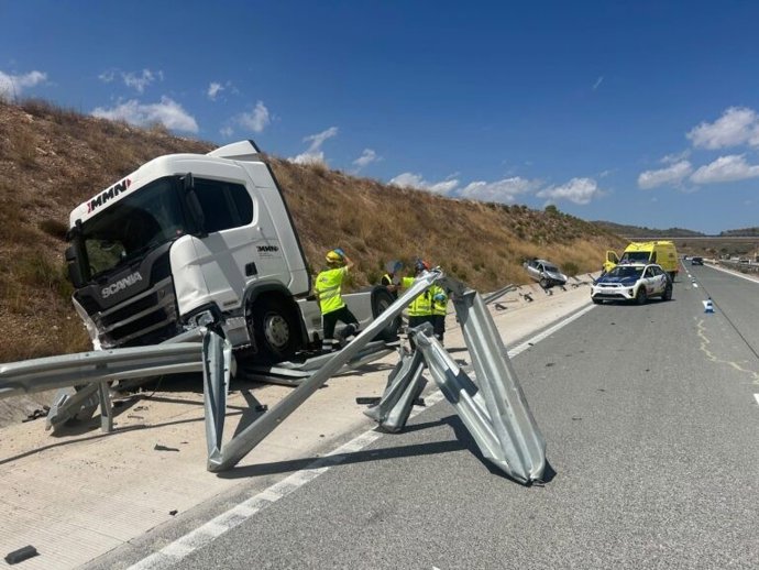 Accidente de tráfico entre un turismo y un camión en la A-33, en Yecla, el pasado 24 de agosto