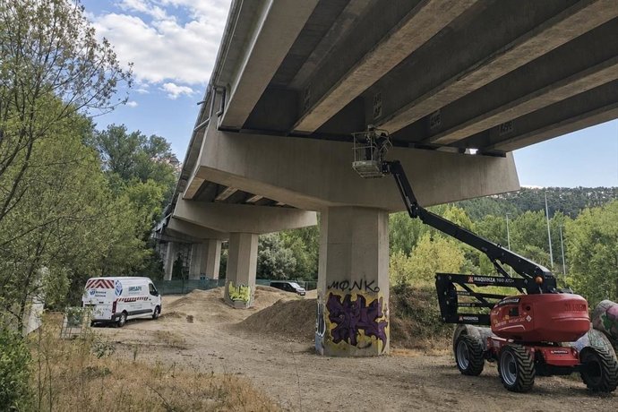 Máquinas trabajando en la renovación estructural del viaducto sobre la NA-30.