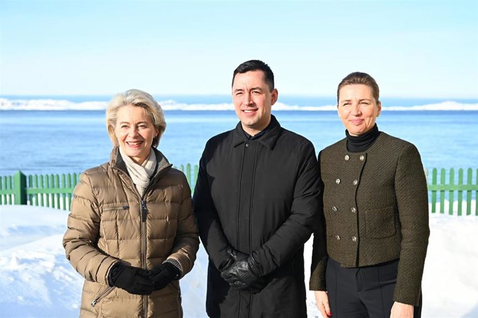 La presidenta de la Comisión Europea, Ursula von der Leyen, junto al primer ministro groenlandés, Jens-Frederik Nielsen y la primera ministra danesa, Mette Frederiksen, en su último viaje a Groenlandia en 2024.