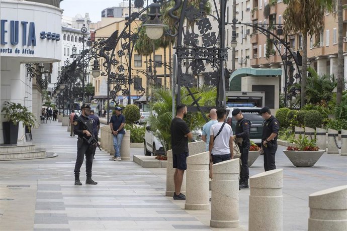 Migrantes por las calles de Ceuta, a 24 de agosto de 2026, en Ceuta (España)