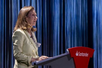 Archivo - La presidenta de Banco Santander, Ana Botín, durante la clausura de su programa solidario “Euros de tu Nómina”, a 12 de mayo de 2026, en Madrid (España). El acto está marcado por la conmemoración del 20 aniversario de esta iniciativa.