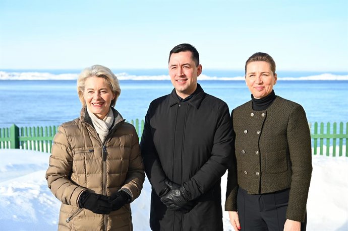 La presidenta de la Comisión Europea, Ursula von der Leyen, junto al primer ministro groenlandés, Jens-Frederik Nielsen y la primera ministra danesa, Mette Frederiksen, en su último viaje a Groenlandia en 2024.
