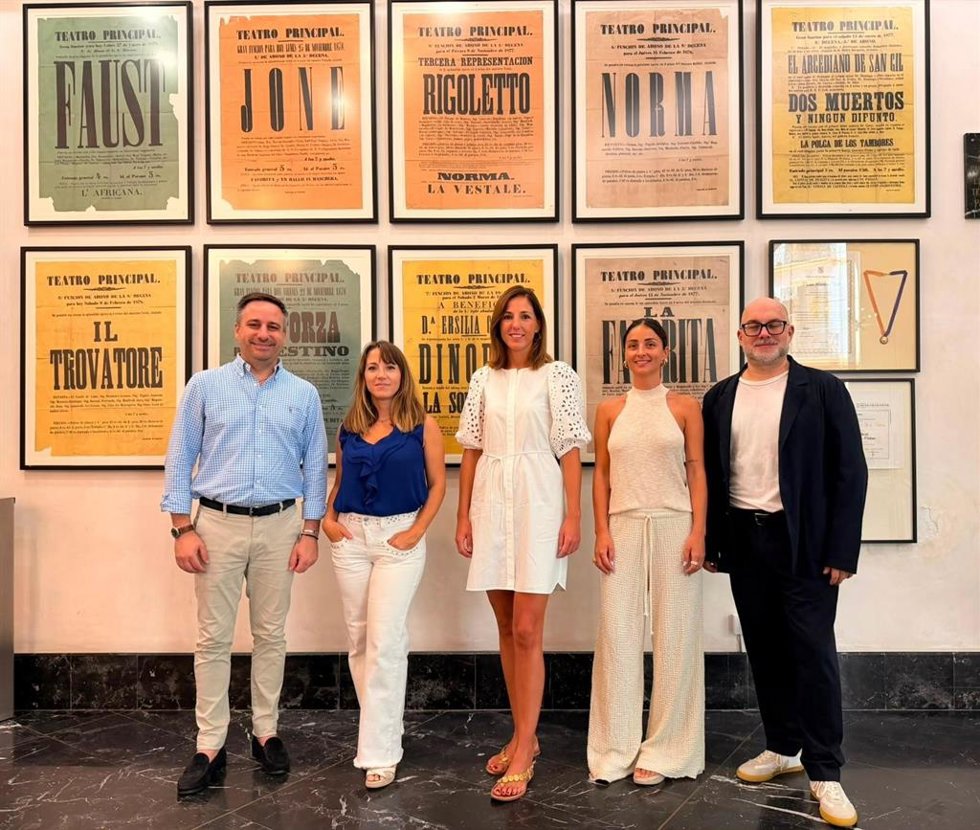 El director insular de Cultura, Andréa Ferrar (izq.); la comisaria Aina Ferrero; la vicepresidenta del Consell de Mallorca, Antònia Roca; la comisaria Lourdes Melis y el director gerente de la Fundación Teatro Principal de Palma, Miquel Martorell.