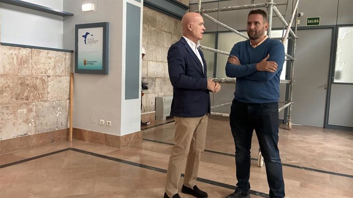 Manzanedo con el responsable de la empresa Baluarte.