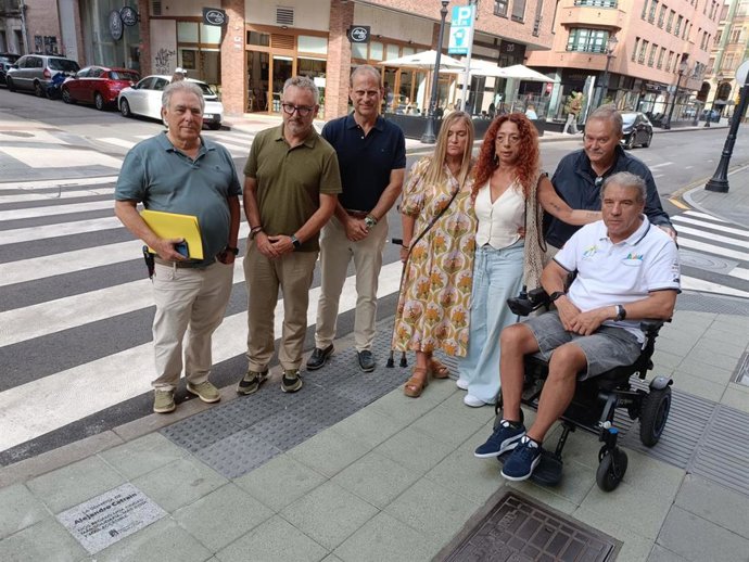 El concejal de Infraestructuras Urbanas y Rurales del Ayuntamiento de Gijón, Gilberto Villoria,  inaugura la placa homenaje postumo al que fuera vicepresidente la Unión de Discapacitados Físicos del Principado de Asturias (UMA), Alejandro Catraín.
