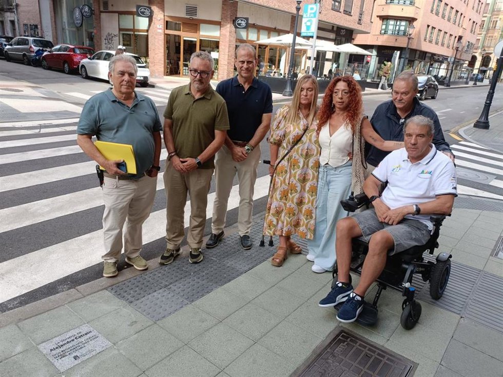 El concejal de Infraestructuras Urbanas y Rurales del Ayuntamiento de Gijón, Gilberto Villoria,  inaugura la placa homenaje postumo al que fuera vicepresidente la Unión de Discapacitados Físicos del Principado de Asturias (UMA), Alejandro Catraín.