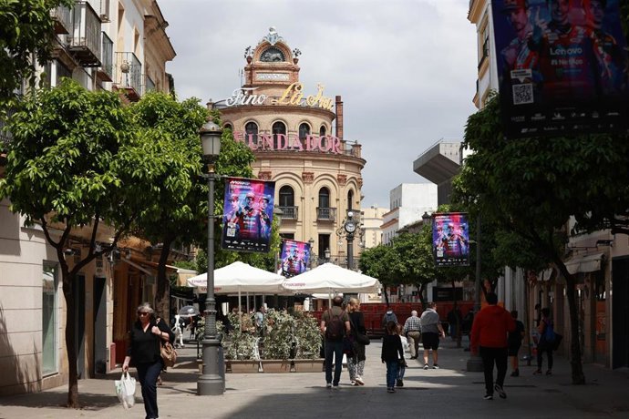 Archivo - Gente paseando por una de las calles del centro histórico de Jerez.