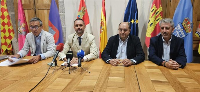 Alberto Pato (i), jefe de Infraestructuras del Ayto; José Ramón Budiño, alcalde accidental; Jaime Lobato, jefe de Servicio de Aqualia en Ávila, y Javier Ajates, concejal del Área de Servicios a la Ciudad.