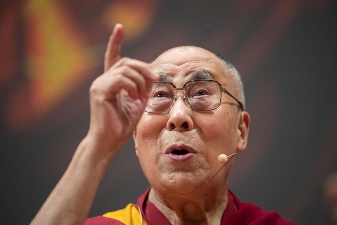Archivo - Arquivo - ARQUIVADO - 20 de setembro de 2018, Heidelberg: O Dalai Lama, líder espiritual dos tibetanos, gesticulando durante suas palavras de despedida. O Dalai Lama completou 85 anos na segunda-feira, e seus seguidores realizaram orações para q