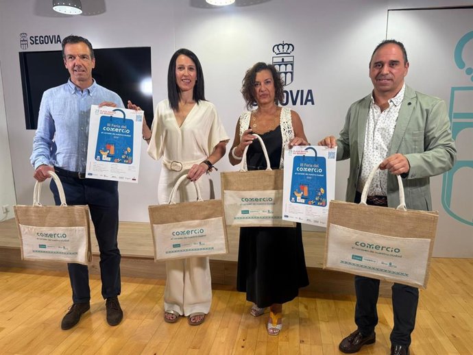 El gerente de la Cámara de Comercio, José Encinas (izda); la concejala Berta Migueláñez; la presidenta de Comercio Amigo, Esther Delgado, y el presidente de Fecose, Alberto García.