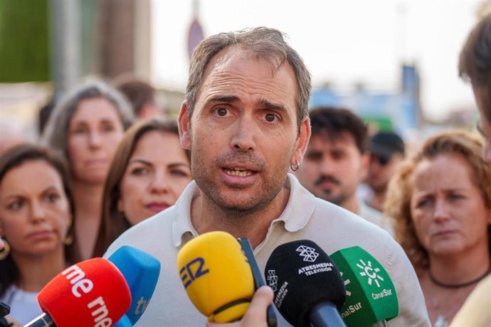 El coordinador de IU Andalucía, Toni Valero, atiende a los medios. Imagen de archivo.