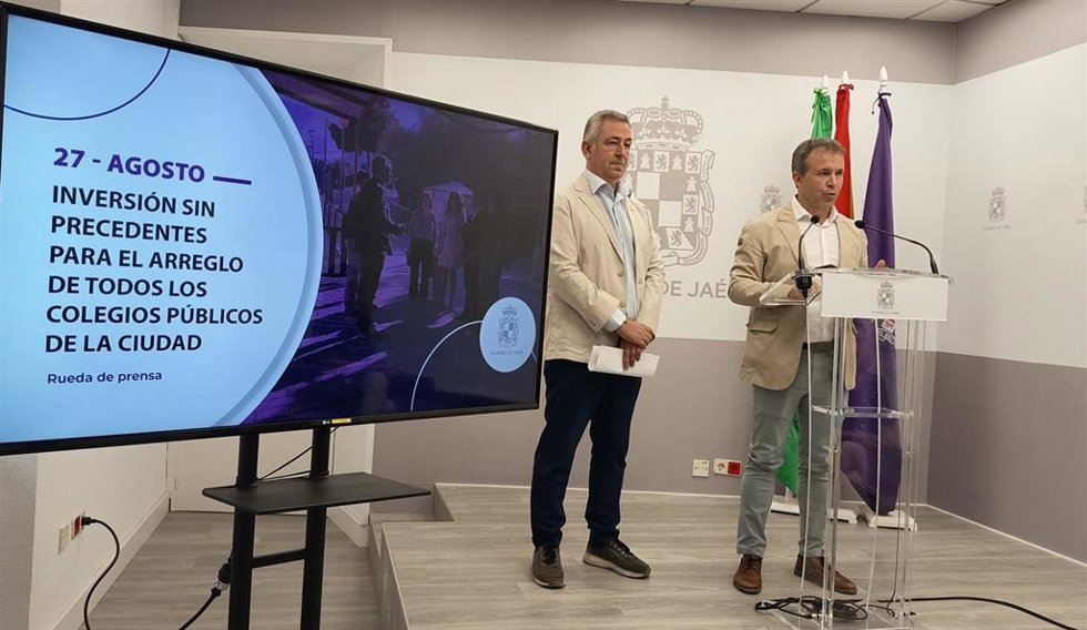 Julio Millán, junto a Javier Padorno, informa sobre las actuaciones para el mantenimiento de los colegios.