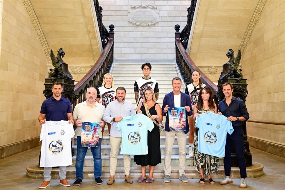 El regidor de Deportes de Palma, Javier Bonet, en la presentación de la diada deportiva en el vestíbulo del Ayuntamiento.