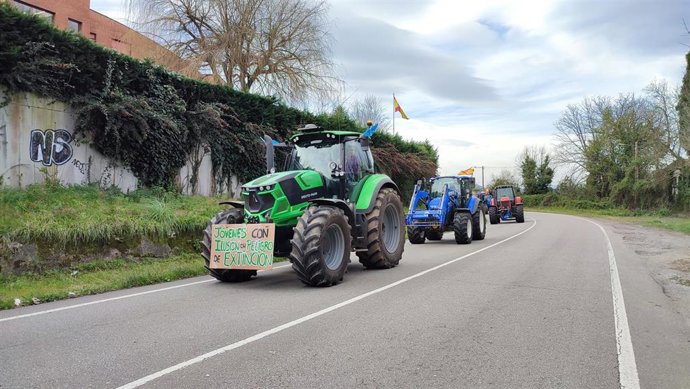 Archivo - Imagen de archivo de una tractorada en Oviedo