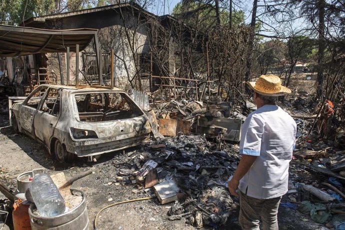 Un vecino observa su vivienda calcinada en Pelayos de la Presa