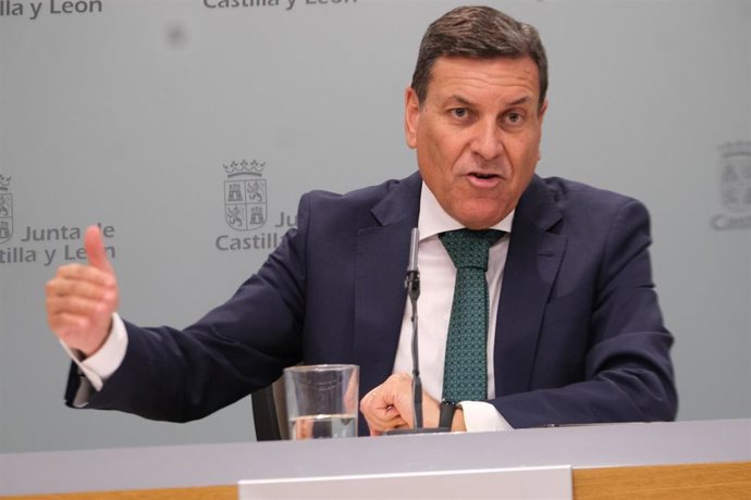 Archivo - El portavoz de la Junta, Carlos Fernández Carriedo, en una imagen de archivo en rueda de prensa.