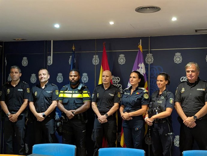 Policías internacionales pasan el verano patrullando por Palma para prevenir delitos relacionados con el turismo