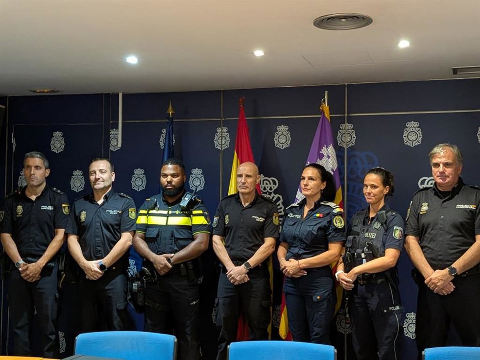 Policías internacionales pasan el verano patrullando por Palma para prevenir delitos relacionados con el turismo