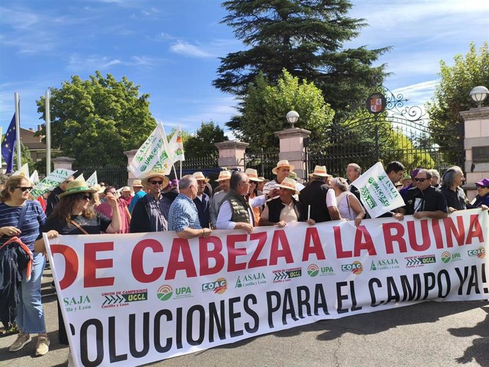 Agriculturoes se concentran a las puertas de la Presidencia de la Junta de Castilla y León para reclamar ayudas ante la grave situación del sector cerealista.