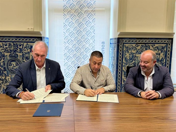 El alcalde Mazarías (izda) y el presidente de AJE, David San Ignacio, firman el convenio en presencia del concejal de Juventud, Sergio Calleja.
