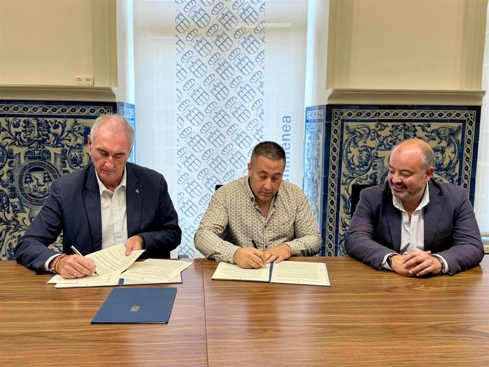 El alcalde Mazarías (izda) y el presidente de AJE, David San Ignacio, firman el convenio en presencia del concejal de Juventud, Sergio Calleja.