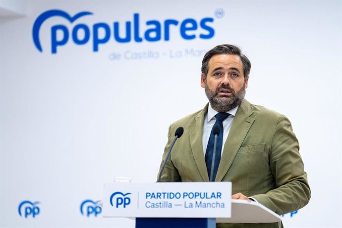 El presidente del PP de Castilla-La Mancha, Paco Núñez, en rueda de prensa.
